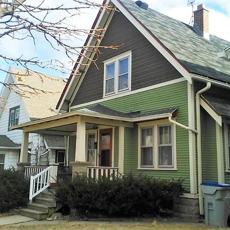 Comfortable 3 Bedroom Craftsman Bungalow In Milwaukee'S Bay View Neighborhood Exterior photo